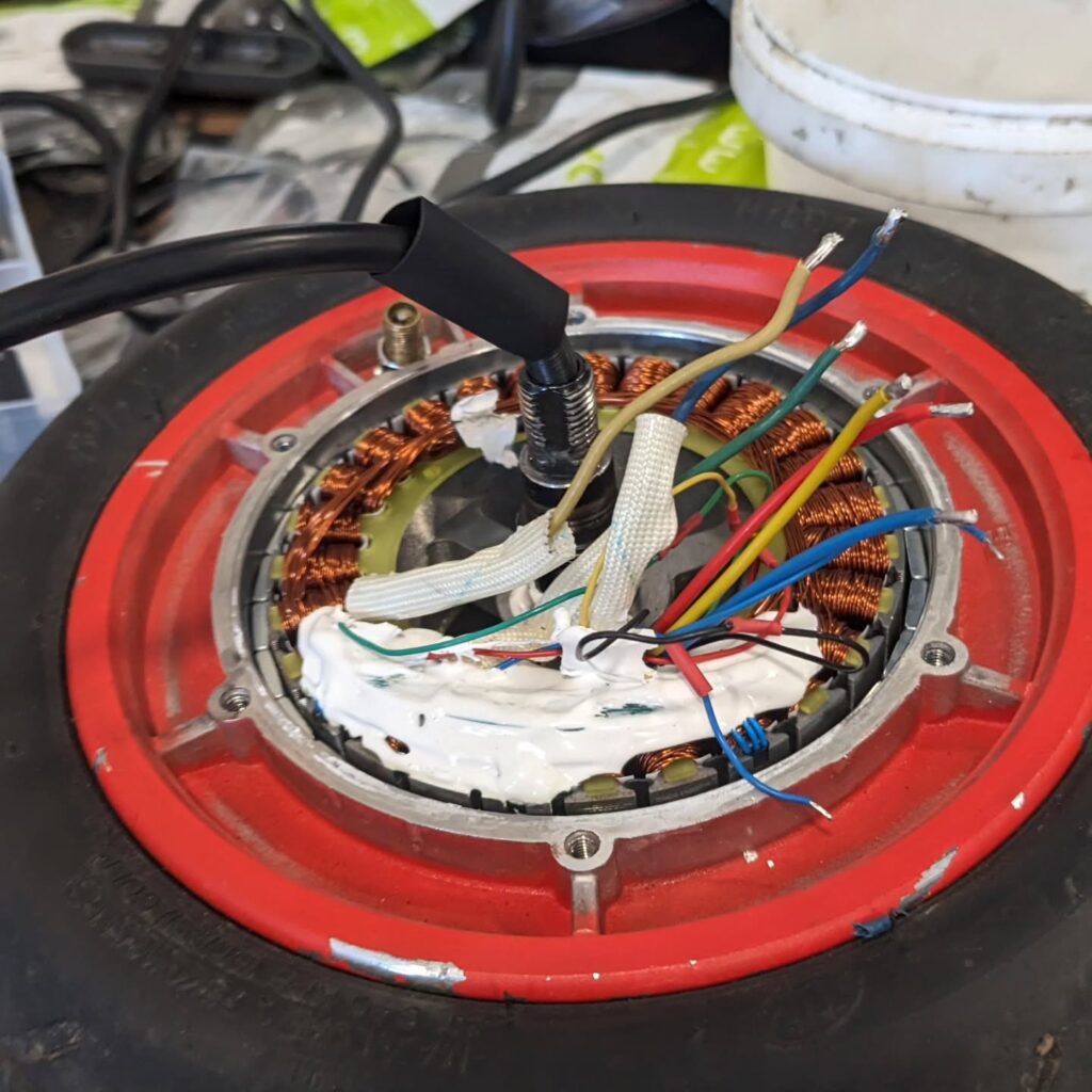 Réparation d'une roue de trottinette électrique par Watt et Cambouis, atelier de réparation de vélos et trottinettes éléctriques à Crest